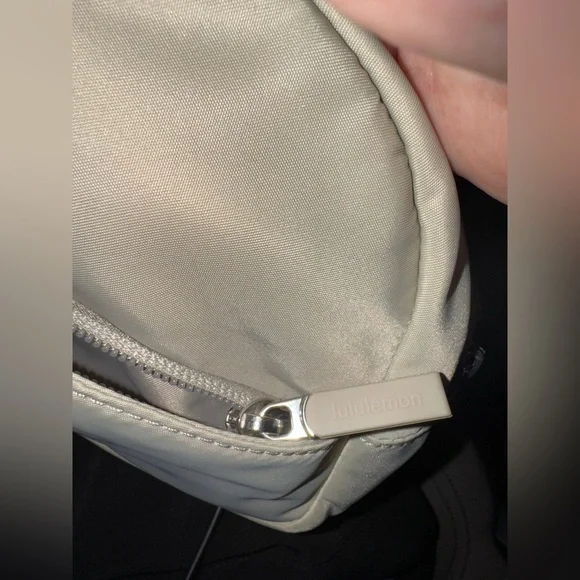 NWOT Lululemon City Essentials Pouch 2L - Picture 5 of 6